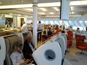 El confort de los asientos y el catering de la primera clase en Francisco Papa de Buquebus - Foto María Gracia Inzaurraga