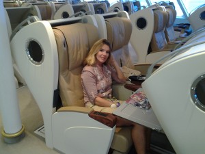 María Inzaurraga en los confortables asientos de primera en Francisco Papa de Buquebus