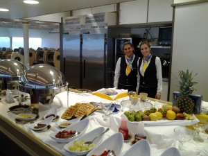 El staff del catering de primera clase en Francisco Papa de Buquebus - Foto María Gracia Inzaurraga